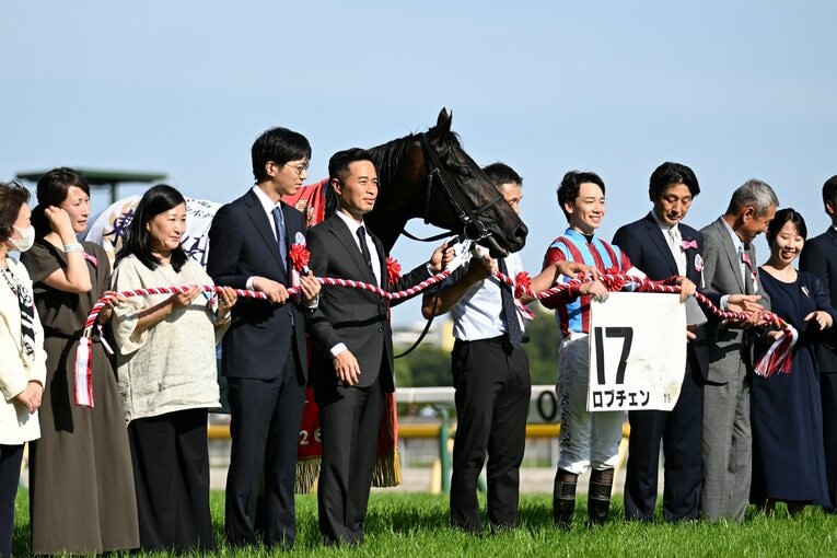 口取り式で。杉山晴紀調教師にとっても初めてのダービー制覇となった　©Keiji Ishikawa