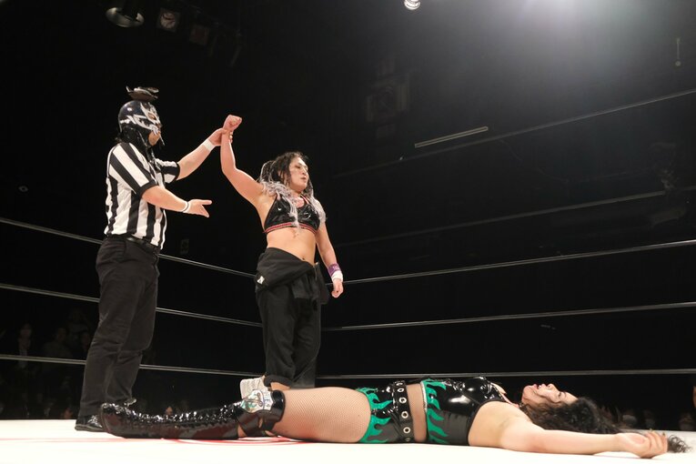 デビュー戦で敗れ、倒れ込んだZONES