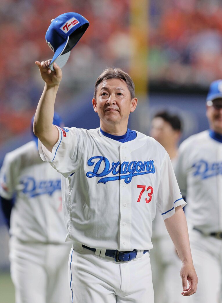 昨季の最終試合後のセレモニーで、歓声に応える立浪和義 ©JIJI PRESS