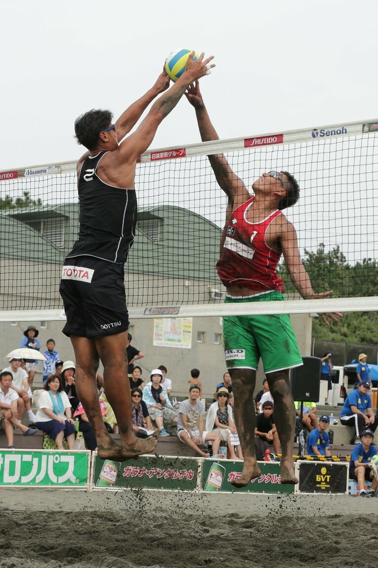 ビーチ転向初年度の2017年には、越川優（右）との対戦も実現　©Kazuaki Matsunaga