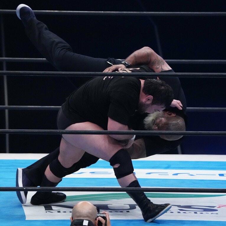 ドン・ファレを投げるウルフアロン。5月3日、福岡国際センター　©Essei Hara