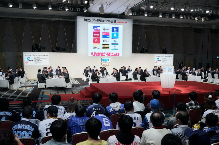 なぜ近年、ドラフト会議で高校生の支配下指名が減っているのだろうか？　©Yuki Suenaga