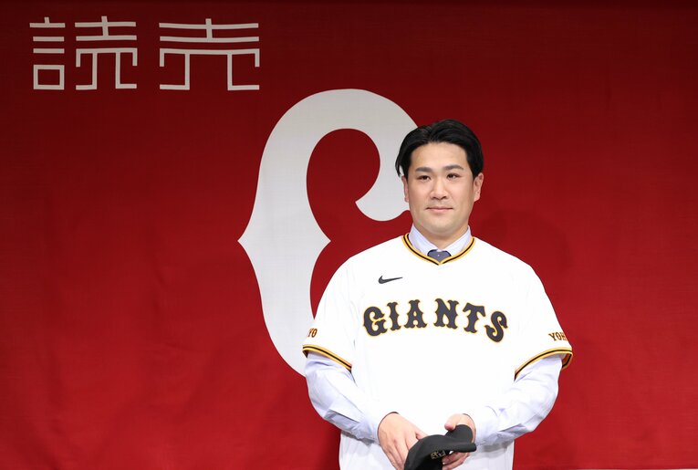 12月25日の入団会見。巨人のユニフォームに袖を通した田中将大（36歳）。背番号は11に決まった　©JIJI PRESS