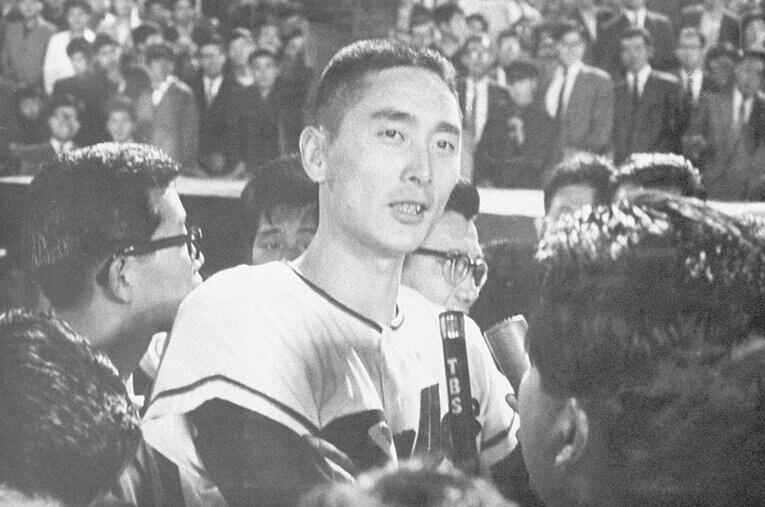 1963年、300勝達成時の金田正一。10代から弱小球団だった国鉄スワローズのエースとして君臨した ／ photograph by Kyodo News