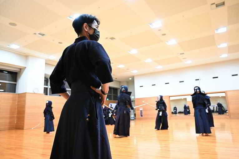 稽古を見守る戸崎総代表。活動の詳細や今後のスケジュールは川崎真道館HPに掲載している　©Keiji Ishikawa