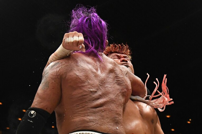 限界を超えた両者のラリアット合戦（クリックすると「この記事の写真」に飛びます。流血等の過激な写真を含みますのでご注意ください）