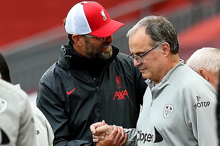 試合後、満面の笑みのクロップと少し悔しそうなビエルサ。両監督の表情からは、好ゲームだったことがビンビンと伝わってくる。 ／ photograph by Getty Images