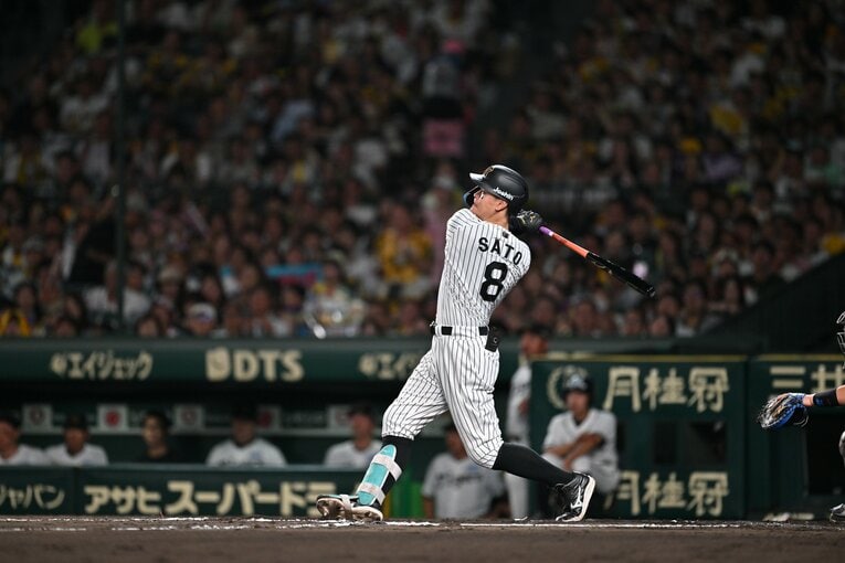 【連続写真】サトテルの見事な一発！　©Hideki Sugiyama