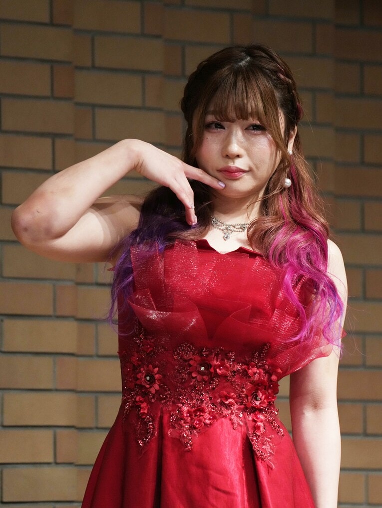 ジュリアとの赤いベルト戦を前に、赤いドレスで記者会見に臨んだ中野たむ