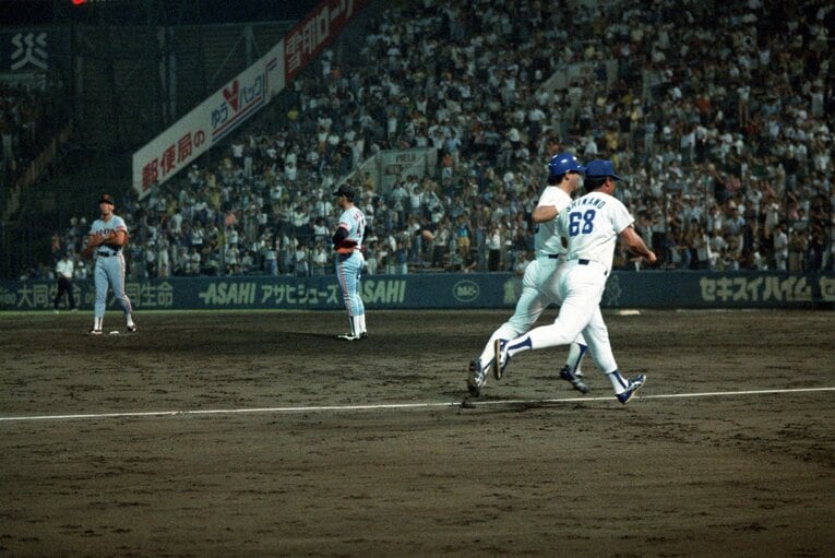 和田一浩17歳の記憶……1989年8月12日、中日対巨人（ナゴヤ球場）。9回ワンアウトまでノーヒットに封じられていた斎藤雅樹から落合（手前から2人目）が逆転サヨナラ3ラン　©Sankei Shimbun