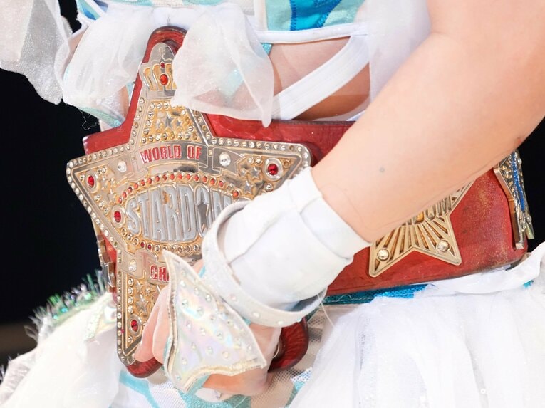 玖麗さやかの腰に巻かれた赤いベルト　©Essei Hara