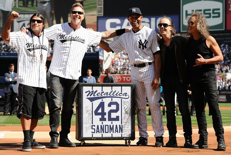 2013年9月22日、ヤンキースタジアムで行われた「マリアーノ・リベラ・デイ」の試合前セレモニーで、メタリカと彼らから贈られたカスタマイズアンプと記念撮影　©Getty Images