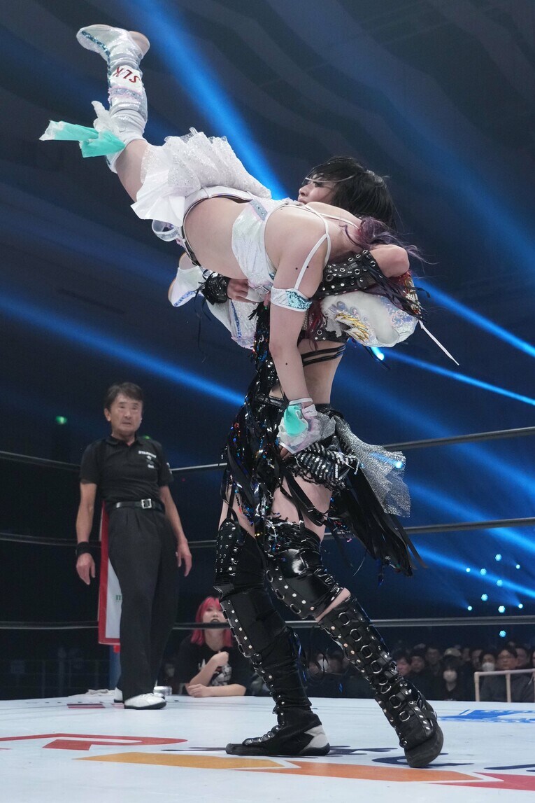 スターライト・キッドを持ち上げる上谷沙弥　©Essei Hara