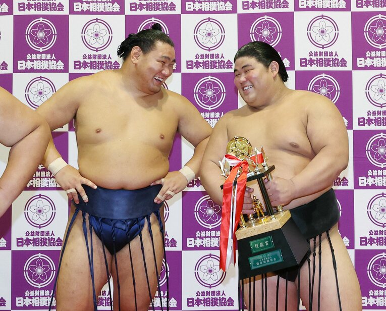 千秋楽を終え、賜盃を争った豊昇龍と楽しげに談笑する伯桜鵬　©JIJI PRESS