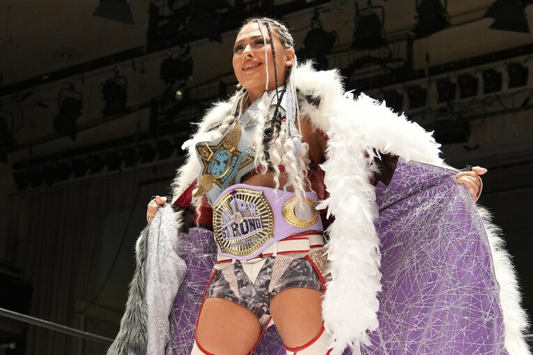 7月9日の後楽園ホール。ジュリアはSTRONG女子王座のベルトをファンに披露した　©Masashi Hara