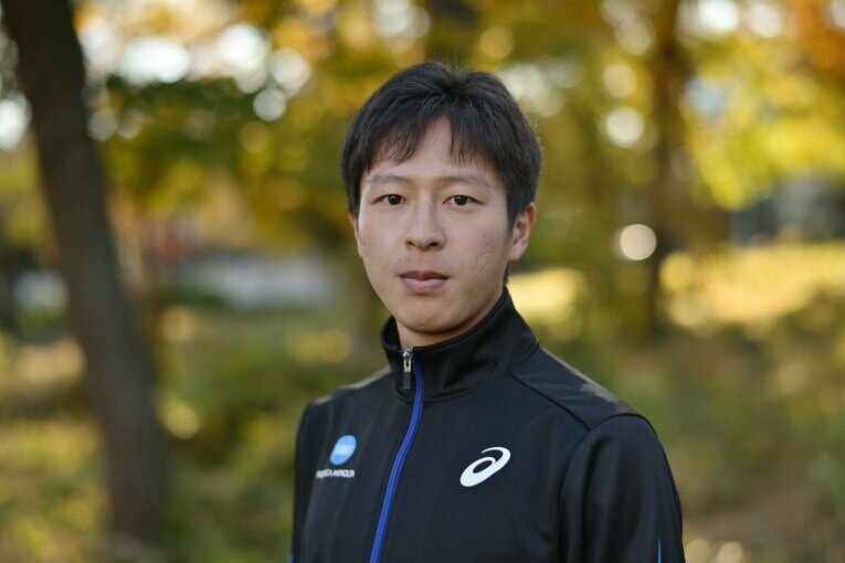 宮下隼人　1999年生まれ、山梨県出身。東洋大で2年生から3年連続で箱根駅伝5区に出走。2年では当時の区間新記録をマークした。卒業後はコニカミノルタに所属し、ニューイヤー駅伝などで活躍。23年には大阪マラソンで初のマラソンにも挑んでいる。趣味はお菓子作り　©Hideki Sugiyama