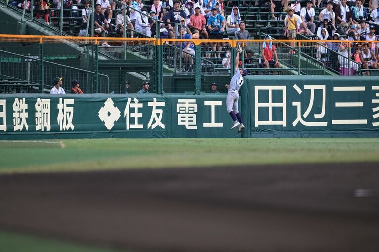 6回でマウンドを退いた後もレフトでホームラン性の当たりを好捕するなど非凡さをみせた　©Nanae Suzuki