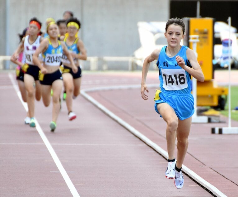 昨年7月の岡山県中学校総体。陸上女子800メートル自らの岡山県中学記録を塗り替えて制したドルーリー朱瑛里　©山陽新聞／KYODO
