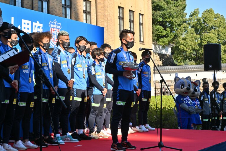 甲府市内で行われた優勝報告会　©2022VFK