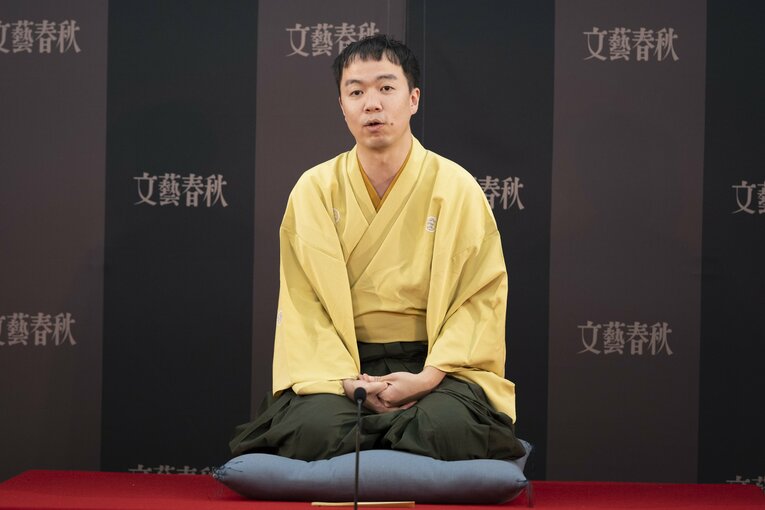 高座に座る立川吉笑（2022年撮影）　©︎BUNGEISHUNJU