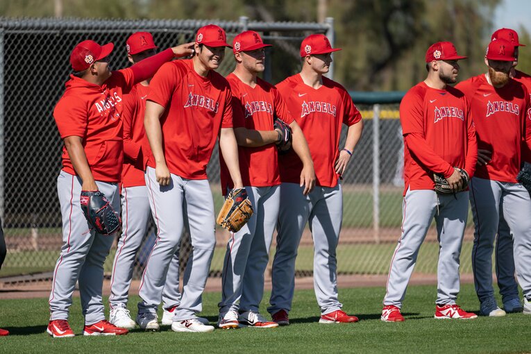 ベネズエラのホセ・スアレス投手とじゃれあう大谷、水原一平通訳が見守る　©Nanae Suzuki