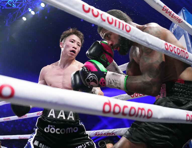 なんとか起き上がったフルトンにラッシュをかける井上尚弥（1枚目／全3枚）　©Naoki Fukuda