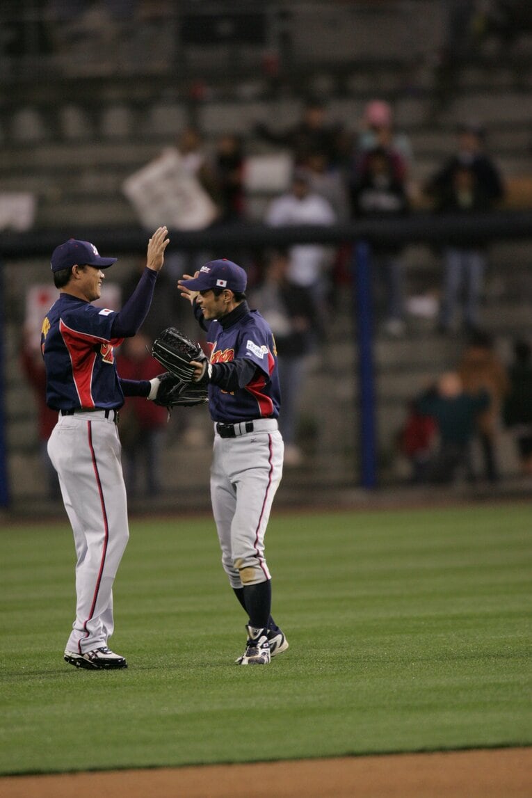 試合後、イチローとハイタッチをかわす福留