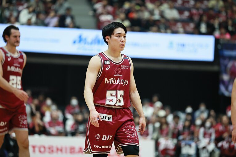 初挑戦のBリーグで存在感を見せる岡田のプレー　©B.LEAGUE