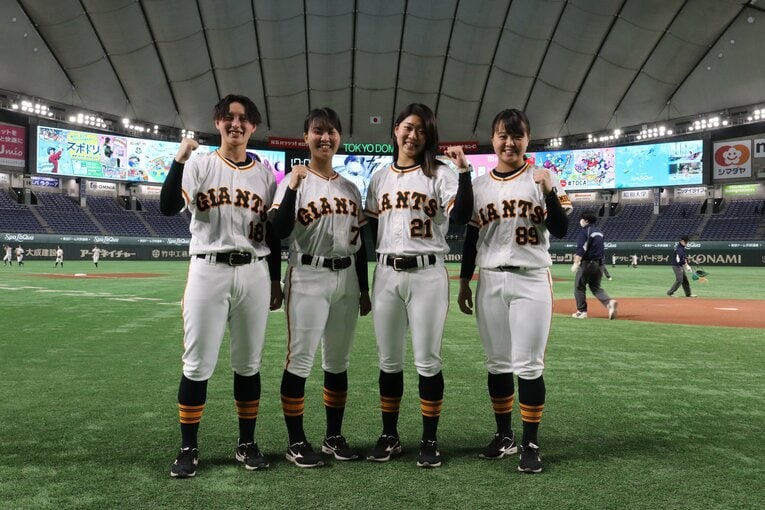 春から巨人に加入した（左から）吉安、山下、金満、島野。先日には、関東周辺の女子硬式野球チームが争うヴィーナリーグに「ゴールドジム」の一員として出場している　（提供：全日本女子野球連盟／撮影・高木遊）