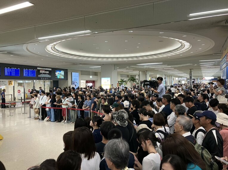 優勝した沖縄尚学を祝福するため、那覇空港に詰めかけた人々　©Takarin Matsunaga