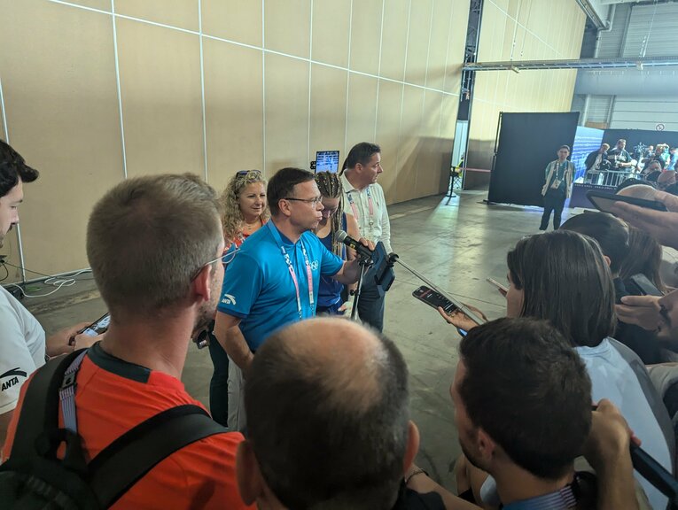 自国の選手がケリフに敗れた直後、声明を読み上げたハンガリーのIOC委員バラス・フュルジェス氏　©JMPA