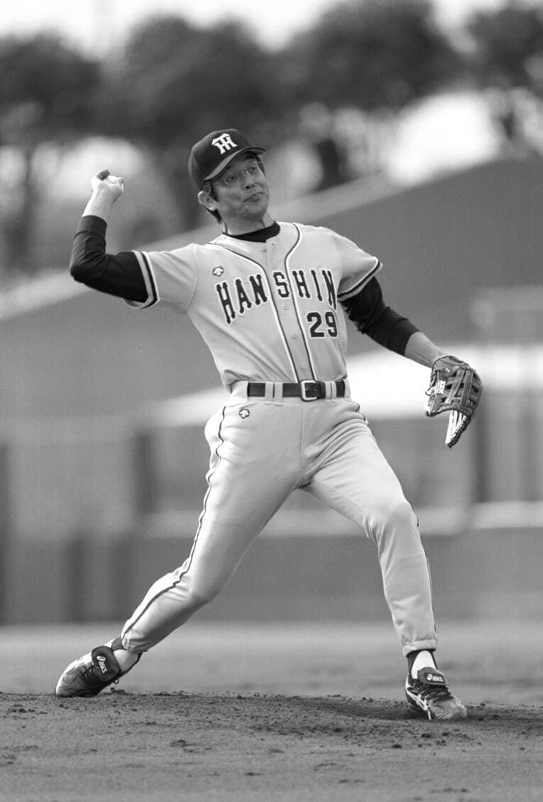 2003年、OB戦で投げる江本孟紀　©BUNGEISHUNJU