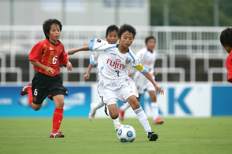 写真は2009年8月の全日本少年サッカーで。当時小6（12歳）、三笘薫のドリブル　©AFLO