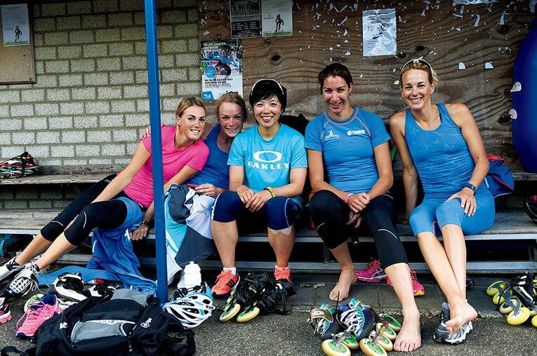 練習仲間との1枚。朗らかな笑顔が印象的だ。 ／ photograph by Takao Fujita