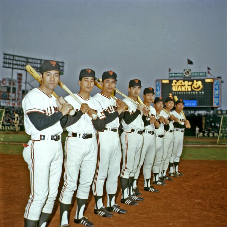 巨人のV9を達成した当時の柴田（左）と長嶋（中央）　©︎AFLO