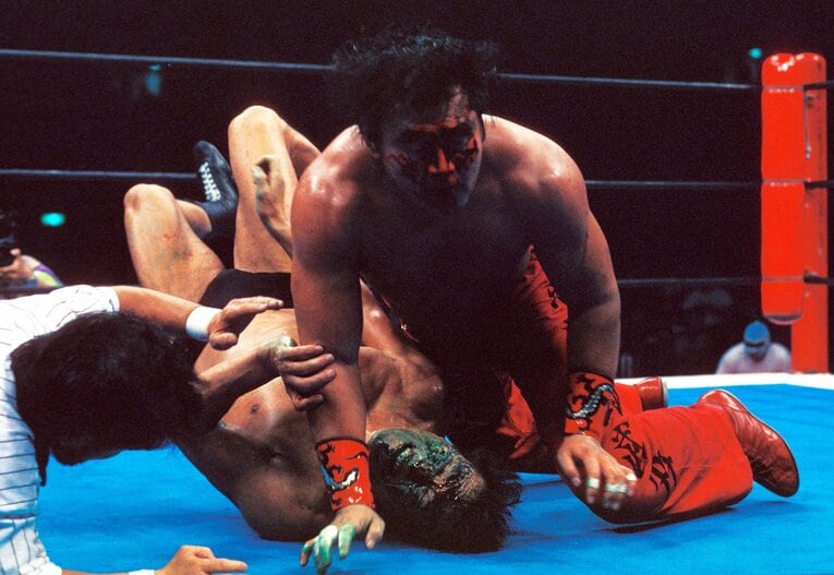 アントニオ猪木の顔面を緑に染めて、押さえ込むムタ。1994年5月1日、福岡ドーム