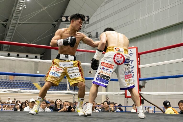 引退興行で八重樫東と激しく打ち合う木村翔　©Tadashi Hosoda