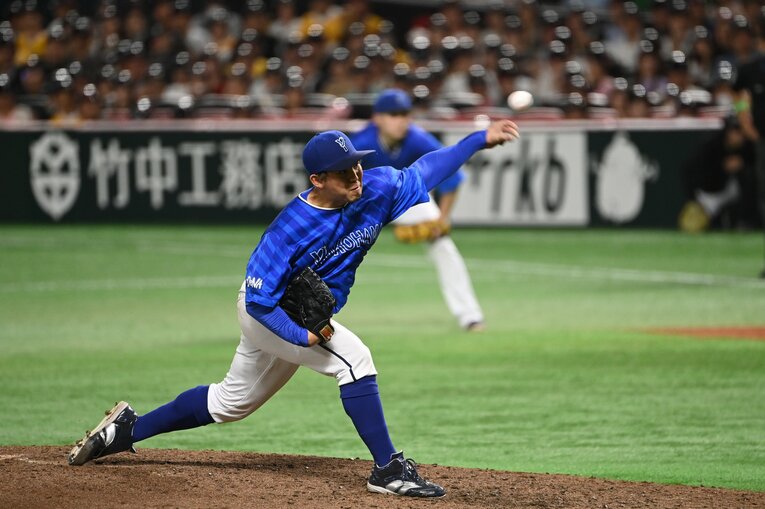 日本シリーズ第3戦、力投する東克樹　©Naoya Sanuki