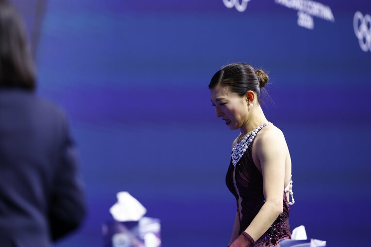 ミラノ五輪女子シングルフリー、坂本の“絶望の涙”…しかし、アリサ・リュウが…。（写真は右に続きます）　©Sunao Noto/JMPA