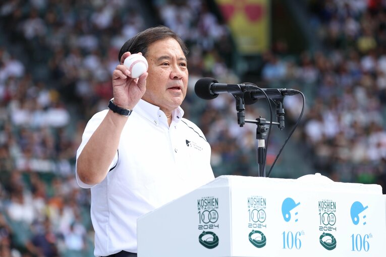 夏の甲子園、開会式での寶会長　©JIJI PRESS