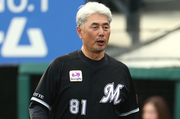 ロッテ吉井理人監督。首位まで12ゲーム、5位楽天にも4ゲーム差と離されている（6月12日現在） ／ photograph by JIJI PRESS