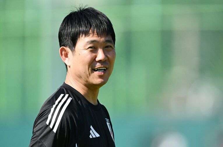 7月10日、練習前は笑顔だった森保監督だが、このあと選手たちを一喝する ／ photograph by MATSUO.K/AFLO SPORT