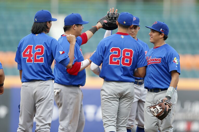 2012年11月、WBC予選ラウンドのフィリピン代表。写真右から2人目がアイアトン氏　©Getty Images
