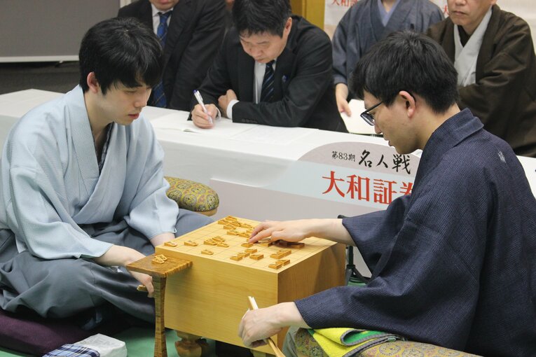 感想戦での藤井聡太と永瀬拓矢　©Number Web