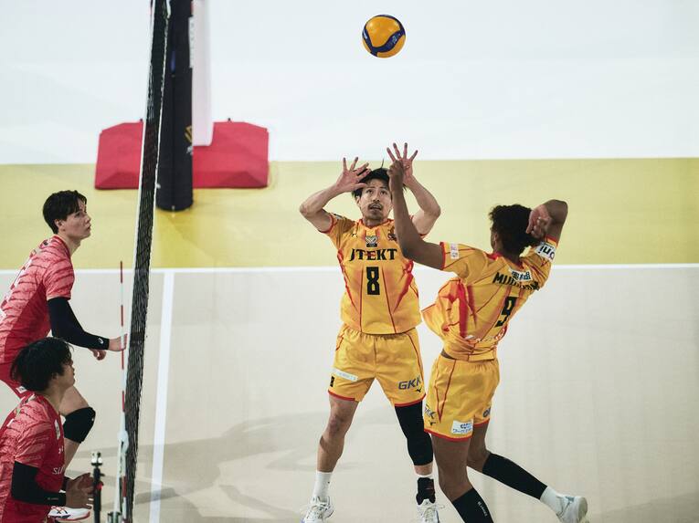 関田誠大、村山豪（ジェイテクトSTINGS愛知）　©︎Yuki Suenaga