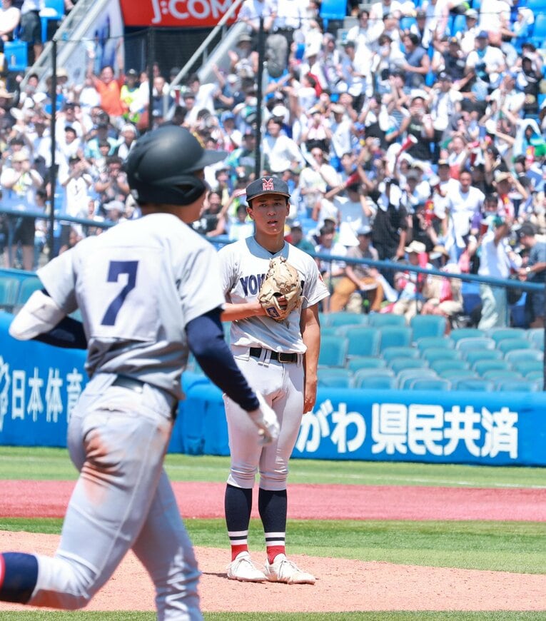 ９回に逆転３ランを打たれ呆然と立ち尽くす横浜高校の杉山　©SANKEI SHIMBUN