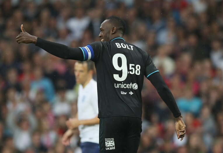 2018年、マンチェスター・ユナイテッドの本拠地のピッチに立ったボルト　©Getty Images