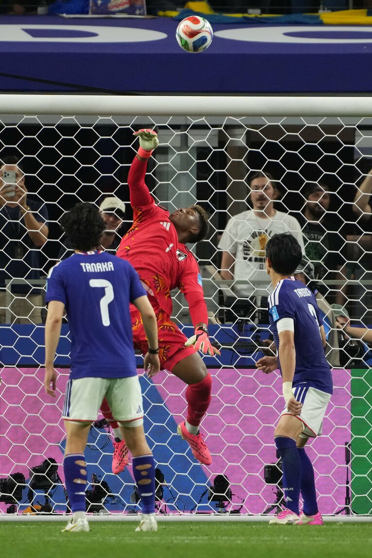 試合終盤のファインセーブの瞬間　©Masashi Hara