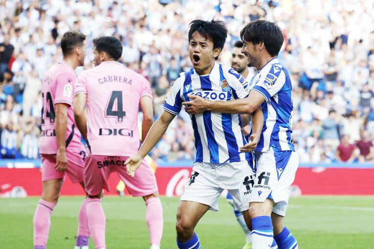 「KUBOコール」や「武房、シャツくれませんか」日本語メッセージの少年、猛プレスに感謝のハグ…“久保建英リーガ100戦目の進化”を撮った(15)