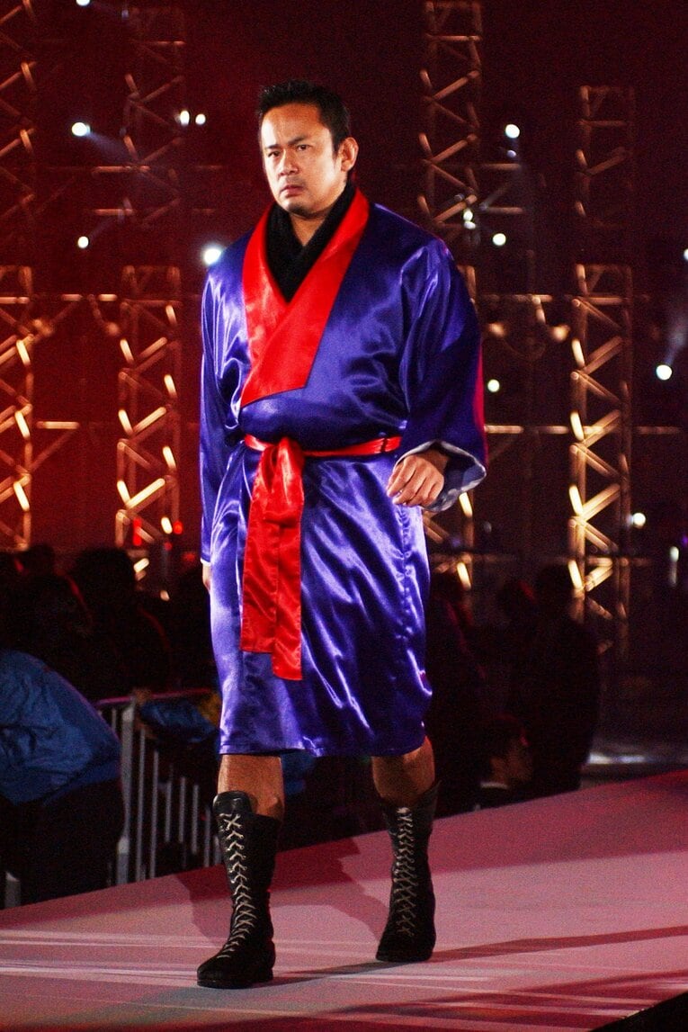 東京ドームの花道を歩く西村修。2004年1月4日　©Essei Hara